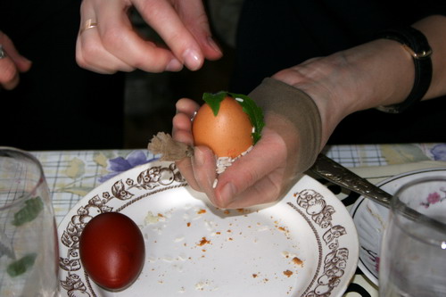 모양을 낼 잎과 쌀을 넣고 스타킹으로 감싼다. 